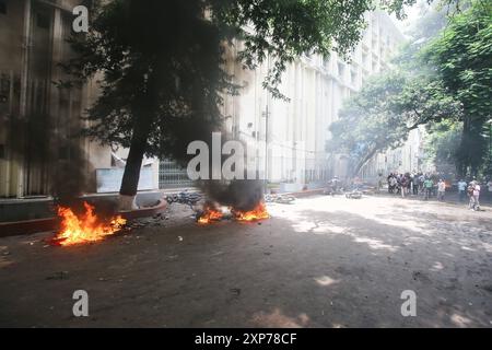 DATA RECORD NON DICHIARATA gli studenti protestano contro il sistema di quote nei posti di lavoro governativi a Dacca, i manifestanti del Bangladesh bloccano l'incrocio stradale durante una protesta a Dacca il 4 agosto 2024, per chiedere giustizia per le vittime arrestate e uccise nella recente violenza nazionale durante le proteste anti-quota. Il bilancio delle vittime degli scontri del 4 agosto tra i manifestanti del Bangladesh che chiedono le dimissioni del primo ministro Sheikh Hasina e i sostenitori filo-governativi è salito ad almeno 23, hanno detto polizia e medici. Dhaka Distretto di Dhaka Bangladesh Copyright: XHabiburxRahmanx Foto Stock