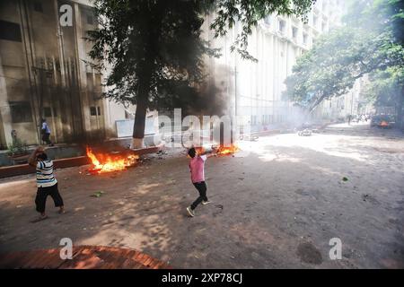 DATA RECORD NON DICHIARATA gli studenti protestano contro il sistema di quote nei posti di lavoro governativi a Dacca, i manifestanti del Bangladesh bloccano l'incrocio stradale durante una protesta a Dacca il 4 agosto 2024, per chiedere giustizia per le vittime arrestate e uccise nella recente violenza nazionale durante le proteste anti-quota. Il bilancio delle vittime degli scontri del 4 agosto tra i manifestanti del Bangladesh che chiedono le dimissioni del primo ministro Sheikh Hasina e i sostenitori filo-governativi è salito ad almeno 23, hanno detto polizia e medici. Dhaka Distretto di Dhaka Bangladesh Copyright: XHabiburxRahmanx Foto Stock