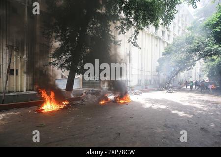 DATA RECORD NON DICHIARATA gli studenti protestano contro il sistema di quote nei posti di lavoro governativi a Dacca, i manifestanti del Bangladesh bloccano l'incrocio stradale durante una protesta a Dacca il 4 agosto 2024, per chiedere giustizia per le vittime arrestate e uccise nella recente violenza nazionale durante le proteste anti-quota. Il bilancio delle vittime degli scontri del 4 agosto tra i manifestanti del Bangladesh che chiedono le dimissioni del primo ministro Sheikh Hasina e i sostenitori filo-governativi è salito ad almeno 23, hanno detto polizia e medici. Dhaka Distretto di Dhaka Bangladesh Copyright: XHabiburxRahmanx Foto Stock