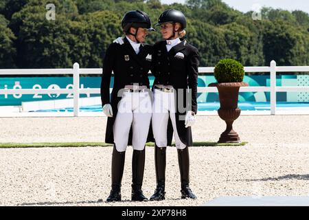 Fra, Olympische Spiele Parigi 2024, Reiten Dressur Einzel Grand Prix Kuer, 04.08.2024 Olympiasieger und Gold Gewinnerin Von Bredow - Werndl Jessica auf TSF Dalera BB (GER) Silber Werth Isabell auf Wendy (GER) umarmen sich foto: Eibner-Pressefoto/Roger Buerke Foto Stock