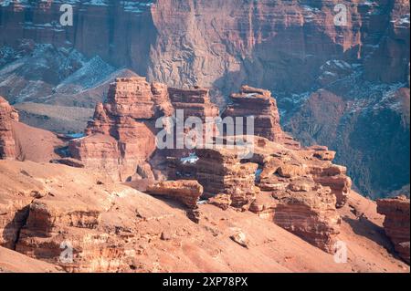 Incredibile vista panoramica del Charyn Canyon invernale nel Parco Nazionale di Charyn, Kazakistan. Foto Stock