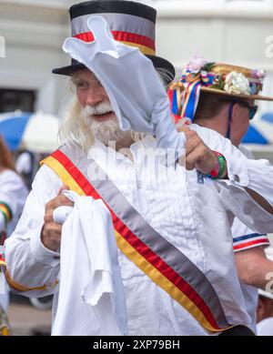 Sidmouth, Devon, 4 agosto 24 ballerini Morris si esibiscono lungo l'Esplanade al Sidmouth Folk Festival, attualmente al suo 70esimo anno. Photo Central/Alamy Live News Foto Stock