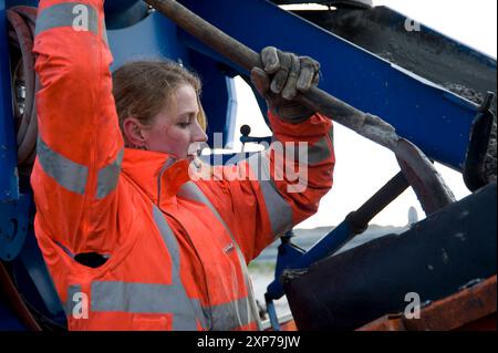 Giovane donna adulta che versa calcestruzzo giovane donna adulta che versa calcestruzzo durante la costruzione di un ponte sull'autostrada A2 ad Abcoude, Paesi Bassi. Abcoude A2 / Abcoude Noord-Holland Nederland Copyright: XGuidoxKoppesxPhotox Foto Stock