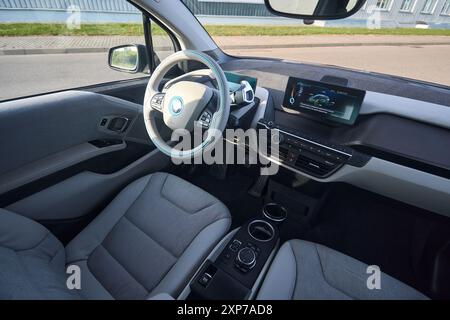 Berlino, Germania - 4 maggio 2024: Interni berlina a tetto alto BMW i3 Range Extender Rex 2015 classe B elettrica Foto Stock