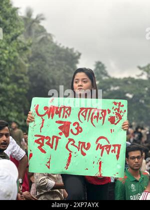 Studenti e processioni di persone provenienti da diverse aree della capitale si sono riuniti presso il centro Shaheed Minar. Il movimento che ha iniziato a centrare la riforma delle quote ora è diventato turbolento con slogan di caduta del governo. Mentre presentava questo rapporto intorno alle 16:45, manifestanti provenienti da parti diverse venivano con processioni. Col passare del tempo, il numero di manifestanti aumentò. Non c'era quasi spazio per stare al ricco Shaheed Minar chattar e alle sue aree adiacenti. Gli studenti che protestavano cantavano slogan al centro Shaheed Minar. Gli slogan includevano “i miei fratelli sono Foto Stock