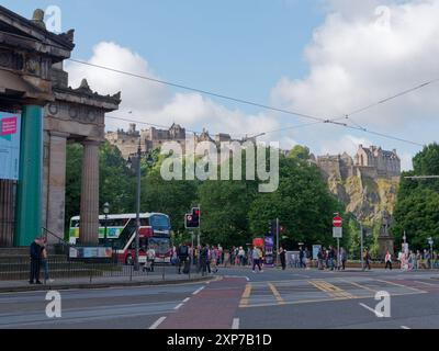 Castello di Edimburgo visto dall'incrocio di Princes Street. Edimburgo, capitale della Scozia, 3 agosto 2024 Foto Stock