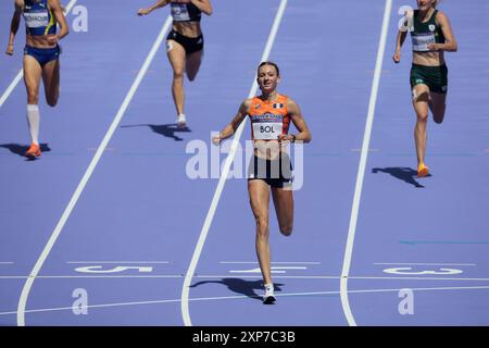 Parigi, Francia. 4 agosto 2024. La campionessa olimpica dei Paesi Bassi Femke Bol durante la qualificazione ai 400 m ostacoli femminili alla competizione di atletica leggera delle Olimpiadi estive del 2024 allo Stade de France, a Parigi, in Francia, domenica 4 agosto, 2024. foto di Maya Vidon-White/UPI credito: UPI/Alamy Live News Foto Stock