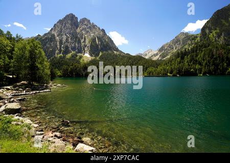 Der SEE Estany de Sant Maurici und die Bergkette Els Encantats im Nationalpark Aigüestortes i Estany de Sant Maurici, Katalonien, Spanien, Europa | L Foto Stock