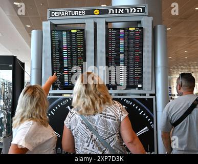 LOD, Cisgiordania. 4 agosto 2024. Le persone controllano gli orari dei voli in una sala partenze quasi vuota presso l'aeroporto internazionale Ben Gurion di Lod, vicino a Tel Aviv, domenica 4 agosto 2024. Molte compagnie aeree internazionali, tra cui Delta, United e British Airways, hanno cancellato i voli da e per Israele a causa della minaccia di un attacco multi-forza da Iran, Siria, Hezbollah in Libano e Yemen contro Israele. Decine di migliaia di israeliani sono bloccati all'estero, mentre l'aeroporto rimane vuoto durante la stagione estiva dei viaggi di lingua. Foto di Debbie Hill/ credito: UPI/Alamy Live News Foto Stock