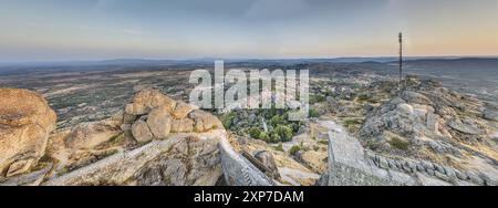 Una vista panoramica aerea di Monsanto, Portogallo, sulla cima di una montagna all'alba Foto Stock