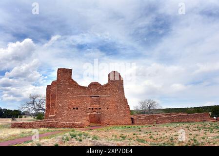 Le rovine di arenaria rossa sono tutto ciò che rimane della missione Quarai e del Convento presso il Salinas Pueblo Missions National Monument, nel New Mexico. Foto Stock