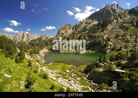 Gletschersee Der Gletschersee Estany de les Obagues de Ratera oder Lagunas Llosas im Nationalpark Aigüestortes i Estany de Sant Maurici, Katalonien, S. Foto Stock