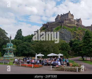 Castello di Edimburgo visto in alto sopra i Princes Street Gardens con la Fontana di Ross a Edimburgo, capitale della Scozia, 3 agosto 2024 Foto Stock