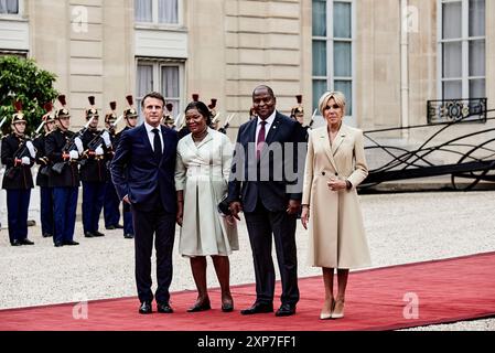 Parigi, Francia. 26 luglio 2024. Antonin Burat/le Pictorium - ricevimento per capi di stato e di governo presso il Palazzo Elysee, per il lancio dei Giochi Olimpici di Parigi 2024. - 26/07/2024 - Francia/Elysee Palace/Parigi - il presidente della Repubblica Centrafricana Faustin Archange Touadera e sua moglie Tina Marguerite Touadera hanno ricevuto dal presidente francese Emmanuel Macron e da sua moglie Brigitte Macron all'Elysee Palace per l'inaugurazione dei Giochi Olimpici di Parigi 2024, il 26 luglio 2024. Crediti: LE PICTORIUM/Alamy Live News Foto Stock