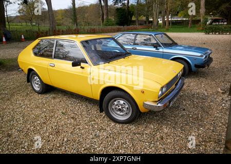 fiat 128 coupé al rally di auto d'epoca glenarm forest county antrim, irlanda del nord, regno unito Foto Stock