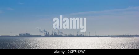 Panorama di una acciaieria nel Mare del Nord a IJmuiden, Paesi Bassi Foto Stock