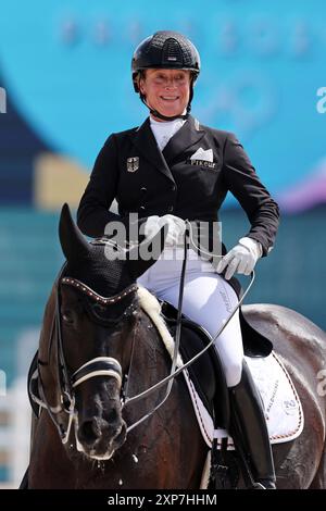 VERSAILLES, FRANCIA - 04 AGOSTO: Isabell Werth con Wendy della squadra tedesca reagisce dopo il Dressage Individual Grand Prix Freestyle il giorno nove dei Giochi Olimpici di Parigi 2024 al Castello di Versailles il 4 agosto 2024 a Versailles, Francia. © diebilderwelt / Alamy Live News Foto Stock