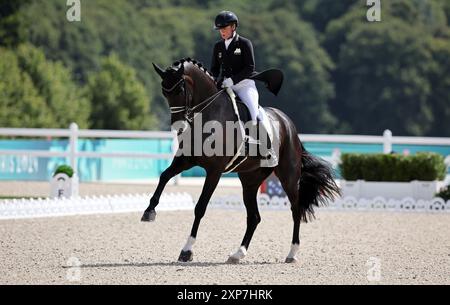 VERSAILLES, FRANCIA - 04 AGOSTO: Isabell Werth con Wendy della squadra tedesca gareggia durante il Dressage Individual Grand Prix Freestyle il giorno nove dei Giochi Olimpici di Parigi 2024 al Castello di Versailles il 4 agosto 2024 a Versailles, Francia. © diebilderwelt / Alamy Live News Foto Stock