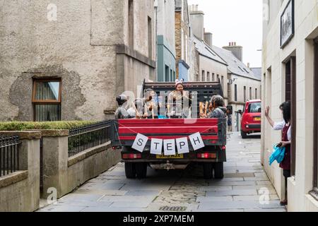 Tradizionale annerimento delle Orcadi, dove una futura sposa è ricoperta di melassa o altro cibo appiccicoso e guidata per le strade. A Stromness, Isole Orcadi. Foto Stock