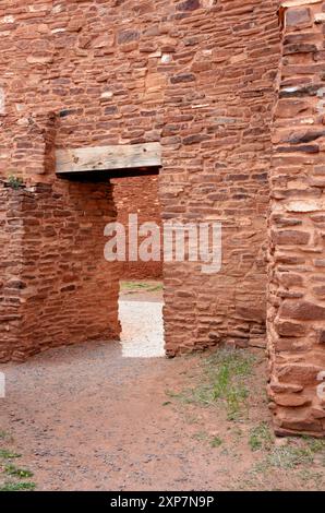 Porta in legno che porta ad altre stanze nelle rovine della missione Quarai e del Convento presso il Salinas Pueblo Missions National Monument. Foto Stock