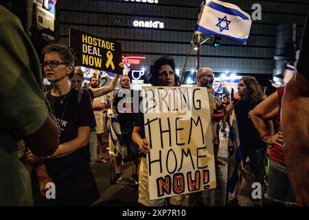 Israele. 3 agosto 2024. Migliaia di israeliani hanno manifestato a Kaplan con le famiglie degli ostaggi contro il primo ministro Benjamin Netanyahu, chiedendo un accordo immediato con gli ostaggi e il cessate il fuoco, mentre Israele attende l'attacco iraniano e di Hezbollah. Tel Aviv, Israele. 3 agosto 2024. (Matan Golan/Sipa USA). Crediti: SIPA USA/Alamy Live News Foto Stock