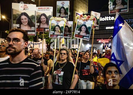 Israele. 3 agosto 2024. Migliaia di israeliani hanno manifestato a Kaplan con le famiglie degli ostaggi contro il primo ministro Benjamin Netanyahu, chiedendo un accordo immediato con gli ostaggi e il cessate il fuoco, mentre Israele attende l'attacco iraniano e di Hezbollah. Tel Aviv, Israele. 3 agosto 2024. (Matan Golan/Sipa USA). Crediti: SIPA USA/Alamy Live News Foto Stock