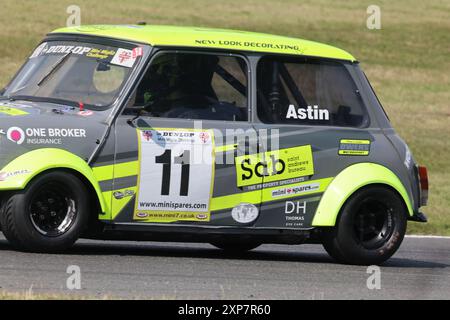 Driver Kane Astin (grigio chiaro numero 11) in pista durante il Track Day al circuito Brands Hatch, Sevenoaks, Kent, il 2 agosto 2024 Foto Stock