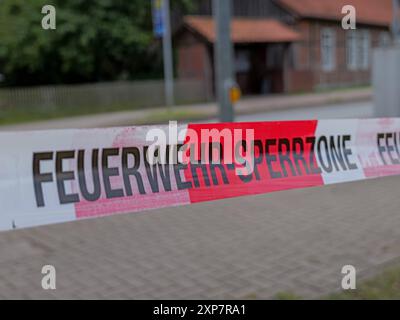 Absperrzone der Feuerwehr Wegen Einsturzgefahr nach dem Brand musste die Feuerwehr eine großräumige Sperrzone einrichten. *** Zona di esclusione dei vigili del fuoco a causa del rischio di collasso dopo l'incendio, i vigili del fuoco hanno dovuto istituire una zona di esclusione su larga scala Copyright: xBerndxGüntherx Foto Stock