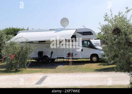 una nuova casa mobile con tenda, tavolo e sedie Foto Stock