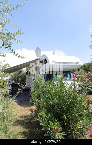 una nuova casa mobile con tenda, tavolo e sedie Foto Stock