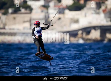 MARSIGLIA - Annelous Lammerts kitefoiling durante le gare di apertura ai Giochi Olimpici. Kitefoiling è un nuovo sport ai Giochi. LEVIGATRICE ANP KONING Foto Stock