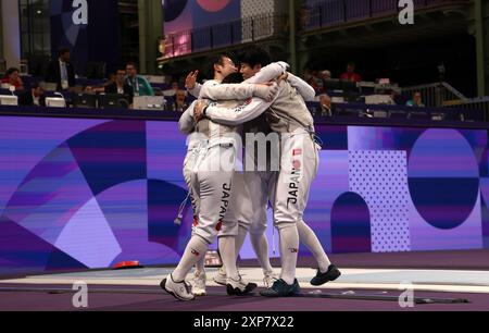 Parigi, Francia. 4 agosto 2024. Olimpiadi di Parigi: Scherma. Semifinali del Team Foil uomo al Grand Palais - Blue Piste. Giappone contro Francia. Il Giappone celebra la vittoria durante il nono giorno dei Giochi Olimpici di Parigi 2024, Parigi, Francia. Crediti: Adam Stoltman/Alamy Live News Foto Stock