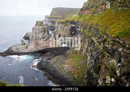 scogliere e colonie di uccelli marini a ovest rathlin centro rspb riserva naturale rathlin isola di rathlin, contea di antrim, irlanda del nord, regno unito Foto Stock