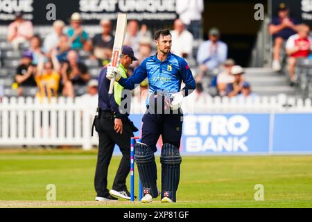 Bristol, Regno Unito, 4 agosto 2024. Ed Barnard del Warwickshire celebra il suo centenario durante la partita della Metro Bank One Day Cup tra Gloucestershire e Warwickshire. Crediti: Robbie Stephenson/Gloucestershire Cricket/Alamy Live News Foto Stock