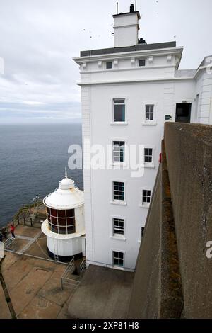 parete in cemento e faro a luce ovest di rathlin, rathlin island, contea di antrim, irlanda del nord, regno unito Foto Stock