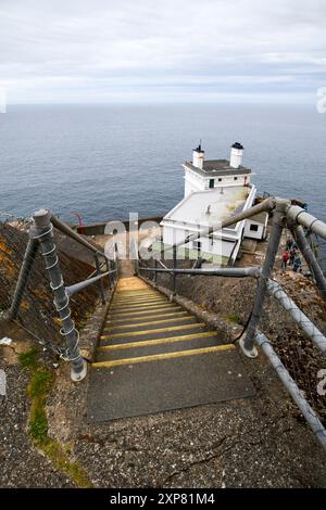 scenderai fino al faro a luce ovest di rathlin, isola di rathlin, contea di antrim, irlanda del nord, regno unito Foto Stock