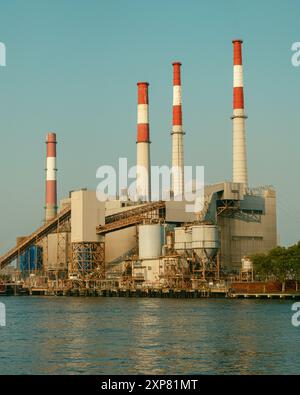 Vista della stazione di generazione di Ravenswood dall'East River, Queens, New York Foto Stock