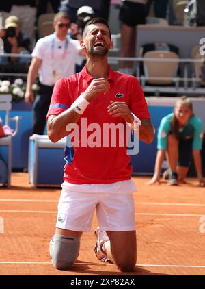 Parigi, Francia. 4 agosto 2024. Il serbo Novak Djokovic celebra la vittoria dopo aver vinto la medaglia d'oro nella sua finale maschile contro lo spagnolo Carlos Alcaraz al Roland Garros il nono giorno delle Olimpiadi di Parigi di domenica 4 agosto 2024. Djokovic ha vinto il match 7-6, 7-6. Foto di Hugo Philpott/UPI credito: UPI/Alamy Live News Foto Stock