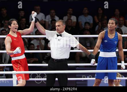 Parigi, Francia. 4 agosto 2024. LI QIAN (a sinistra) della Cina celebra la vittoria dell'incontro di medaglia d'oro femminile di pugilato di 75 kg contro LOVINA BORGOHAIN (a destra) dell'India durante le Olimpiadi di Parigi 2024. (Credit Image: © Seshadri Sukumar/ZUMA Press Wire) SOLO PER USO EDITORIALE! Non per USO commerciale! Foto Stock