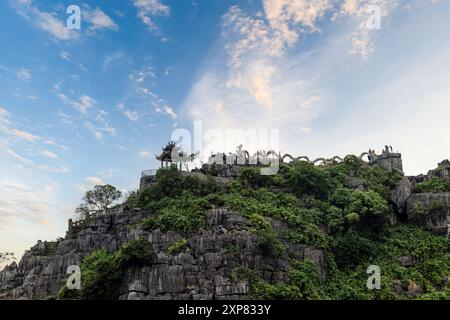 Ninh Binh Landpae in Vietnam. Paesaggio della grotta di Mua con montagne carsiche Foto Stock