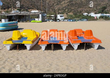 IOS, Grecia, 4 agosto 2024. I turisti provenienti da tutto il mondo si rilassano sulle spiagge greche. Mylopotas Beach di iOS, Grecia è piena di turisti il 4 agosto 2024. (Foto di Kostas Galanis/Sipa USA) credito: SIPA USA/Alamy Live News Foto Stock