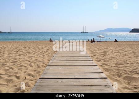 IOS, Grecia, 4 agosto 2024. I turisti provenienti da tutto il mondo si rilassano sulle spiagge greche. Mylopotas Beach di iOS, Grecia è piena di turisti il 4 agosto 2024. (Foto di Kostas Galanis/Sipa USA) credito: SIPA USA/Alamy Live News Foto Stock