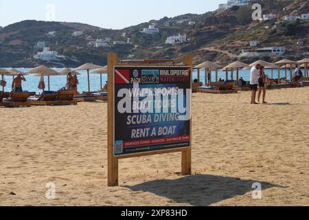 IOS, Grecia, 4 agosto 2024. I turisti provenienti da tutto il mondo si rilassano sulle spiagge greche. Mylopotas Beach di iOS, Grecia è piena di turisti il 4 agosto 2024. (Foto di Kostas Galanis/Sipa USA) credito: SIPA USA/Alamy Live News Foto Stock