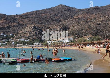 IOS, Grecia, 4 agosto 2024. I turisti provenienti da tutto il mondo si rilassano sulle spiagge greche. Mylopotas Beach di iOS, Grecia è piena di turisti il 4 agosto 2024. (Foto di Kostas Galanis/Sipa USA) credito: SIPA USA/Alamy Live News Foto Stock