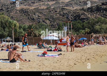 IOS, Grecia, 4 agosto 2024. I turisti provenienti da tutto il mondo si rilassano sulle spiagge greche. Mylopotas Beach di iOS, Grecia è piena di turisti il 4 agosto 2024. (Foto di Kostas Galanis/Sipa USA) credito: SIPA USA/Alamy Live News Foto Stock