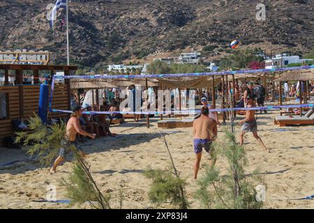 IOS, Grecia, 4 agosto 2024. I turisti provenienti da tutto il mondo si rilassano sulle spiagge greche. Mylopotas Beach di iOS, Grecia è piena di turisti il 4 agosto 2024. (Foto di Kostas Galanis/Sipa USA) credito: SIPA USA/Alamy Live News Foto Stock