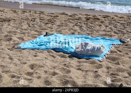 IOS, Grecia, 4 agosto 2024. I turisti provenienti da tutto il mondo si rilassano sulle spiagge greche. Mylopotas Beach di iOS, Grecia è piena di turisti il 4 agosto 2024. (Foto di Kostas Galanis/Sipa USA) credito: SIPA USA/Alamy Live News Foto Stock