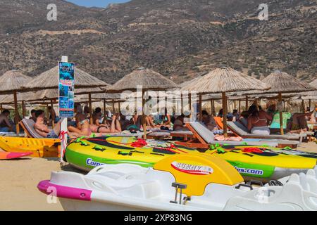 IOS, Grecia, 4 agosto 2024. I turisti provenienti da tutto il mondo si rilassano sulle spiagge greche. Mylopotas Beach di iOS, Grecia è piena di turisti il 4 agosto 2024. (Foto di Kostas Galanis/Sipa USA) credito: SIPA USA/Alamy Live News Foto Stock