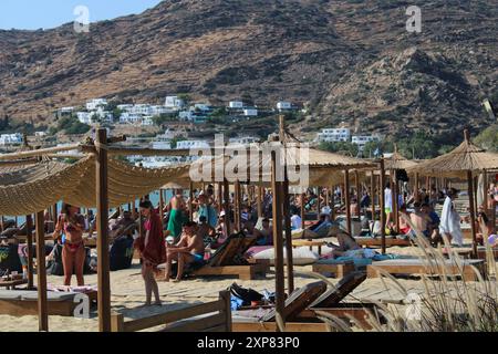 IOS, Grecia, 4 agosto 2024. I turisti provenienti da tutto il mondo si rilassano sulle spiagge greche. Mylopotas Beach di iOS, Grecia è piena di turisti il 4 agosto 2024. (Foto di Kostas Galanis/Sipa USA) credito: SIPA USA/Alamy Live News Foto Stock