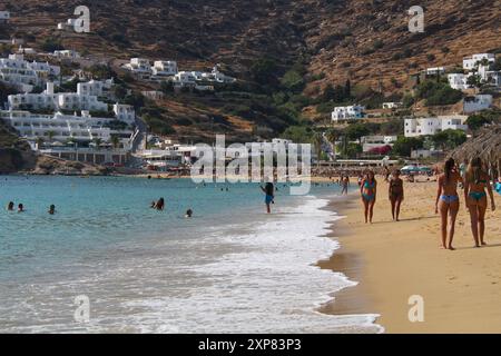 IOS, Grecia, 4 agosto 2024. I turisti provenienti da tutto il mondo si rilassano sulle spiagge greche. Mylopotas Beach di iOS, Grecia è piena di turisti il 4 agosto 2024. (Foto di Kostas Galanis/Sipa USA) credito: SIPA USA/Alamy Live News Foto Stock